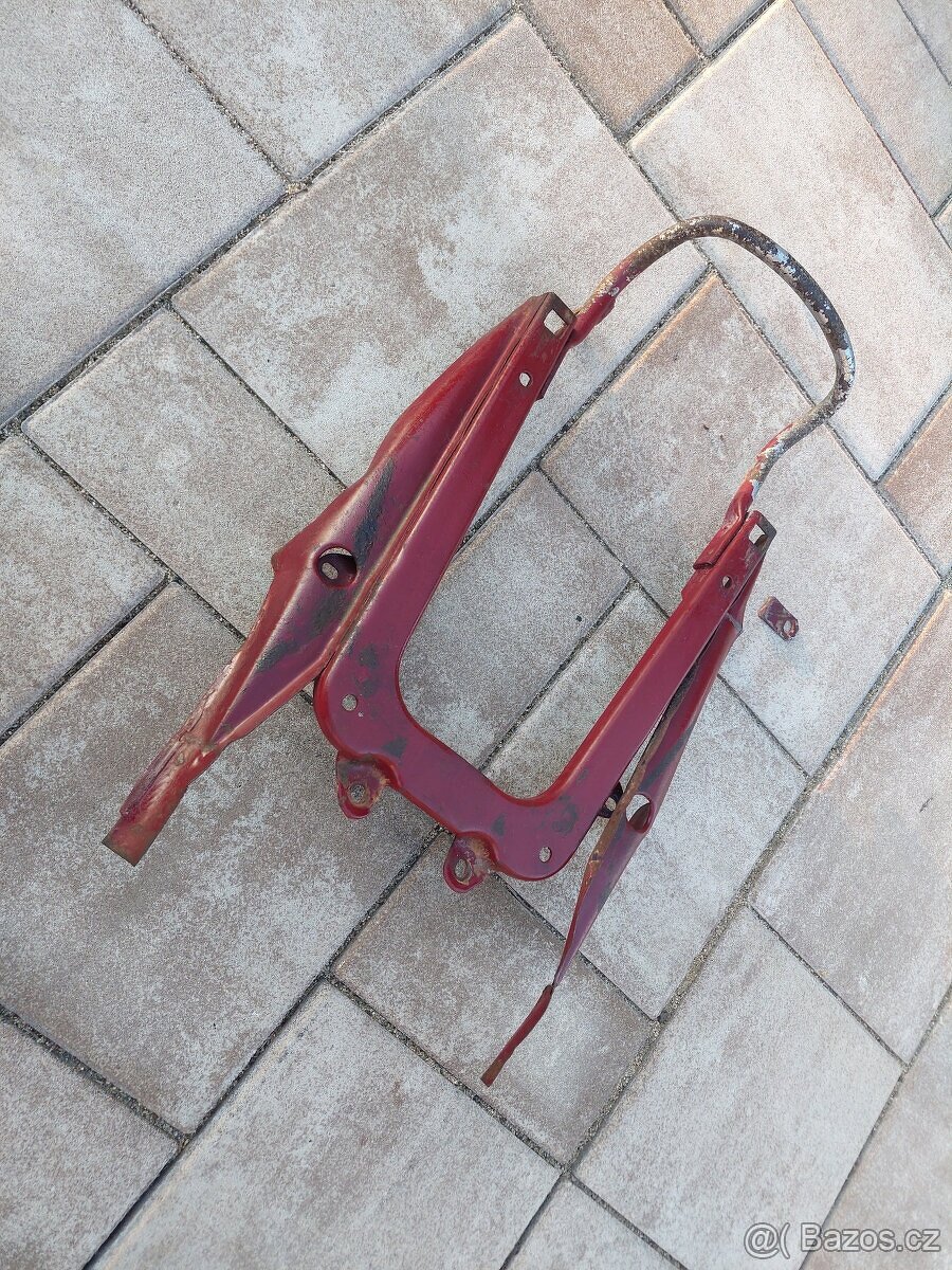 Jawa CZ 175 kyvacka - podsedlovy plech s madlem