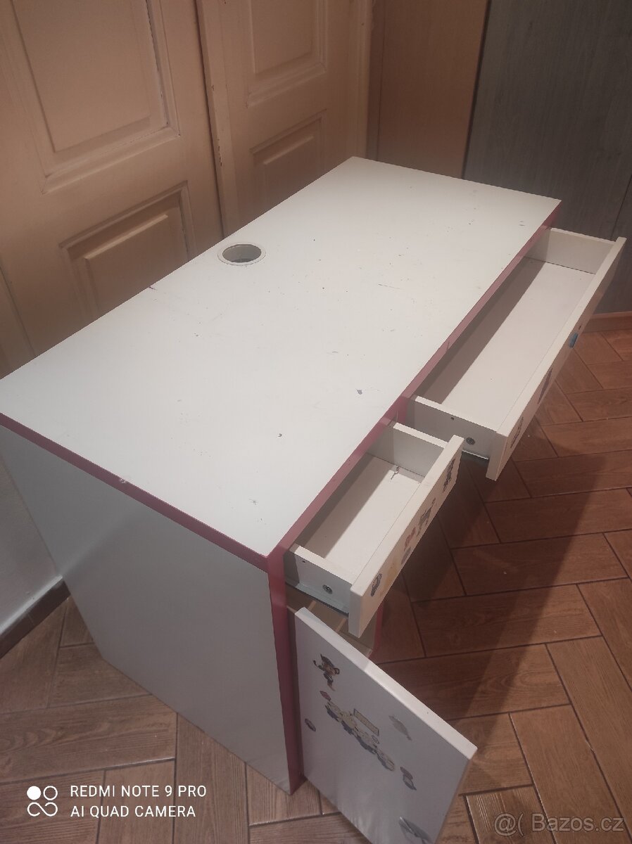 Dívčí psací stůl