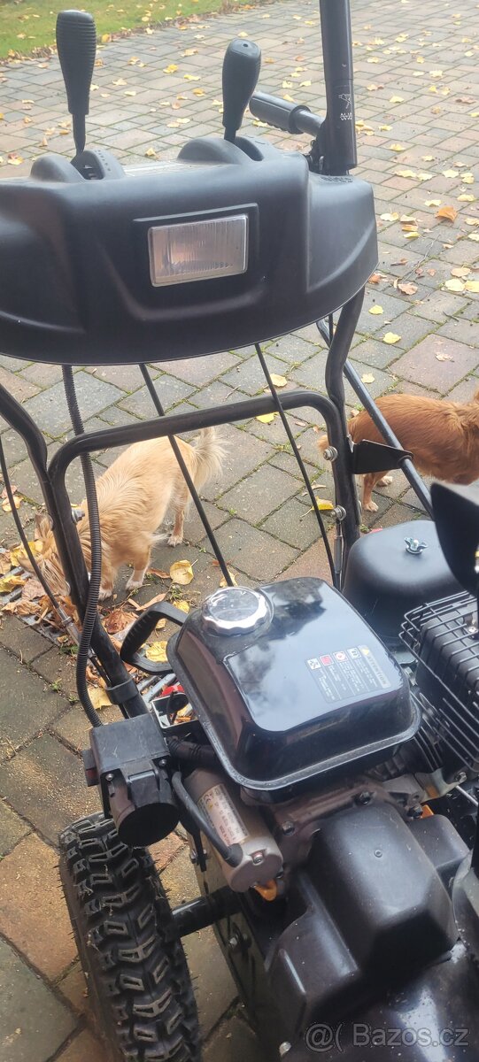 Motorová  sněhová  fréza