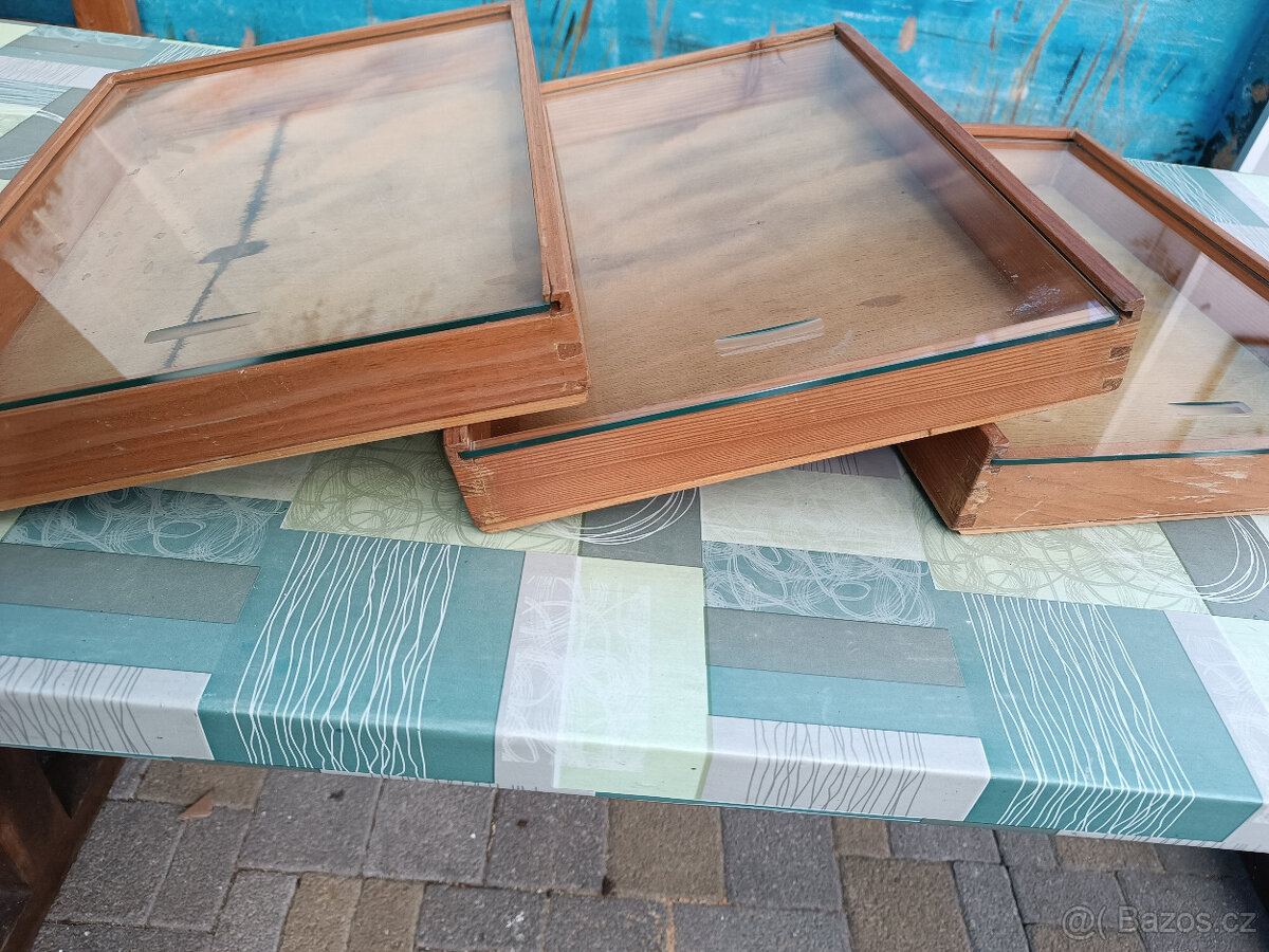 Výstavní box-dřevený proskleny