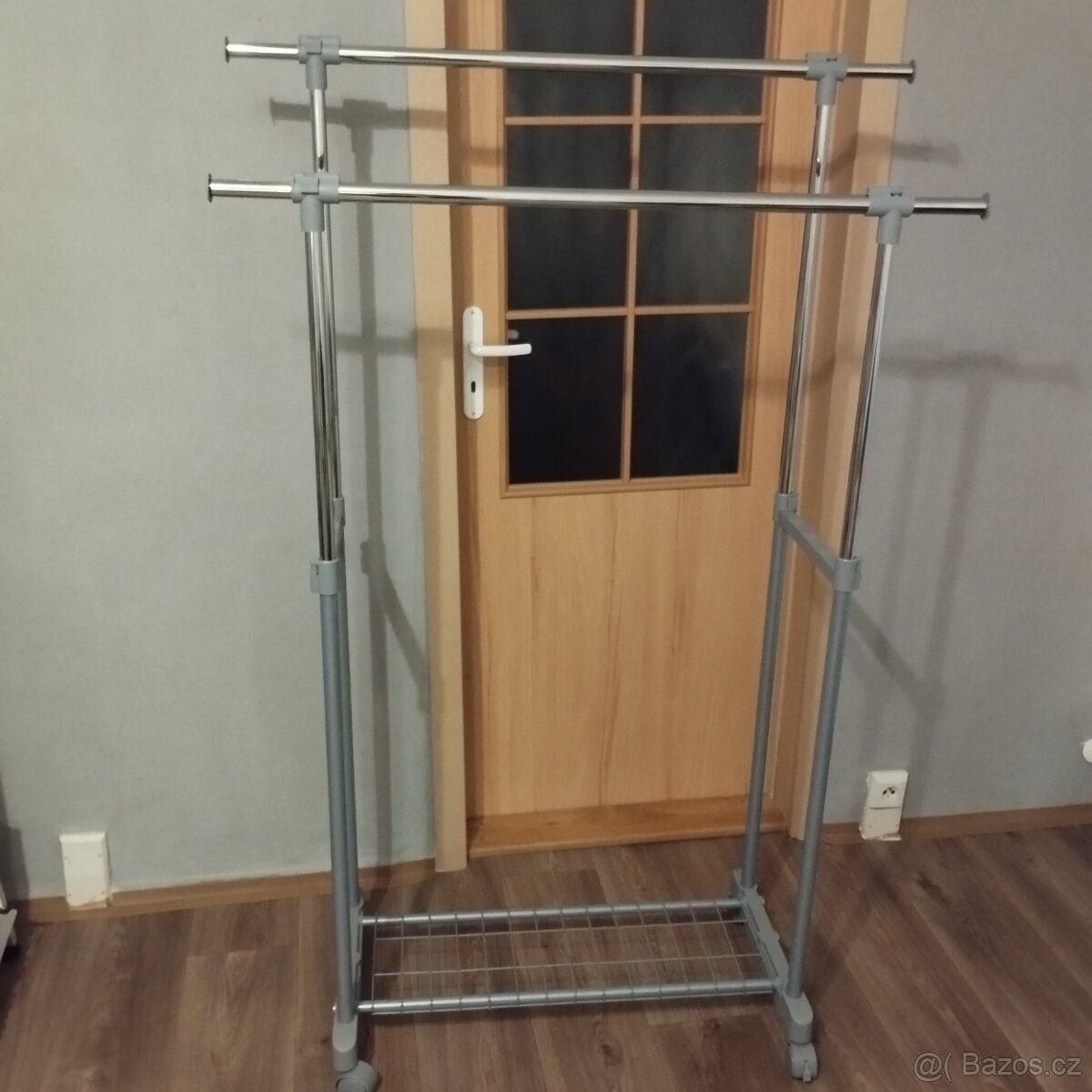 Pojízdný věšák na oblečení