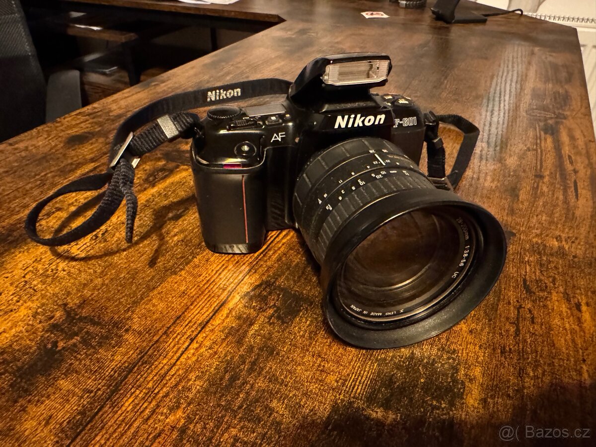 Nikon F-601 + Sigma 28–200mm D,blesky,brašna,spoušť