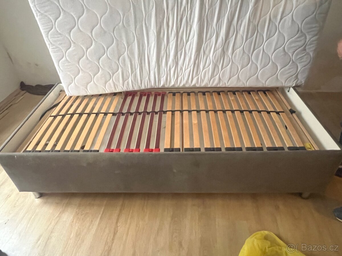 Postel s polohovacím roštem a matraci