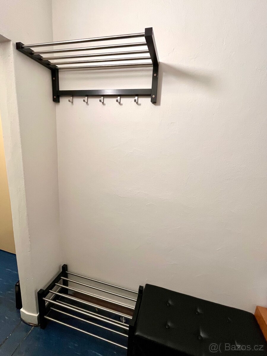 Věšák, botník a sedací box s úložným prostorem..