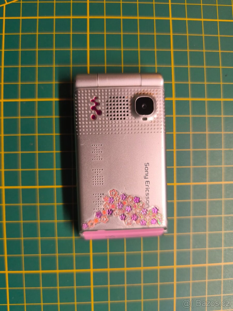 Sony Ericsson W380i pink