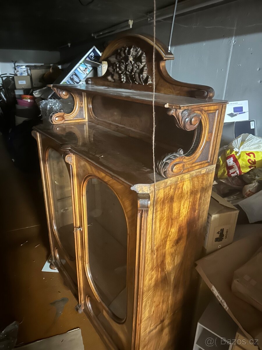 Starožitná skříň.