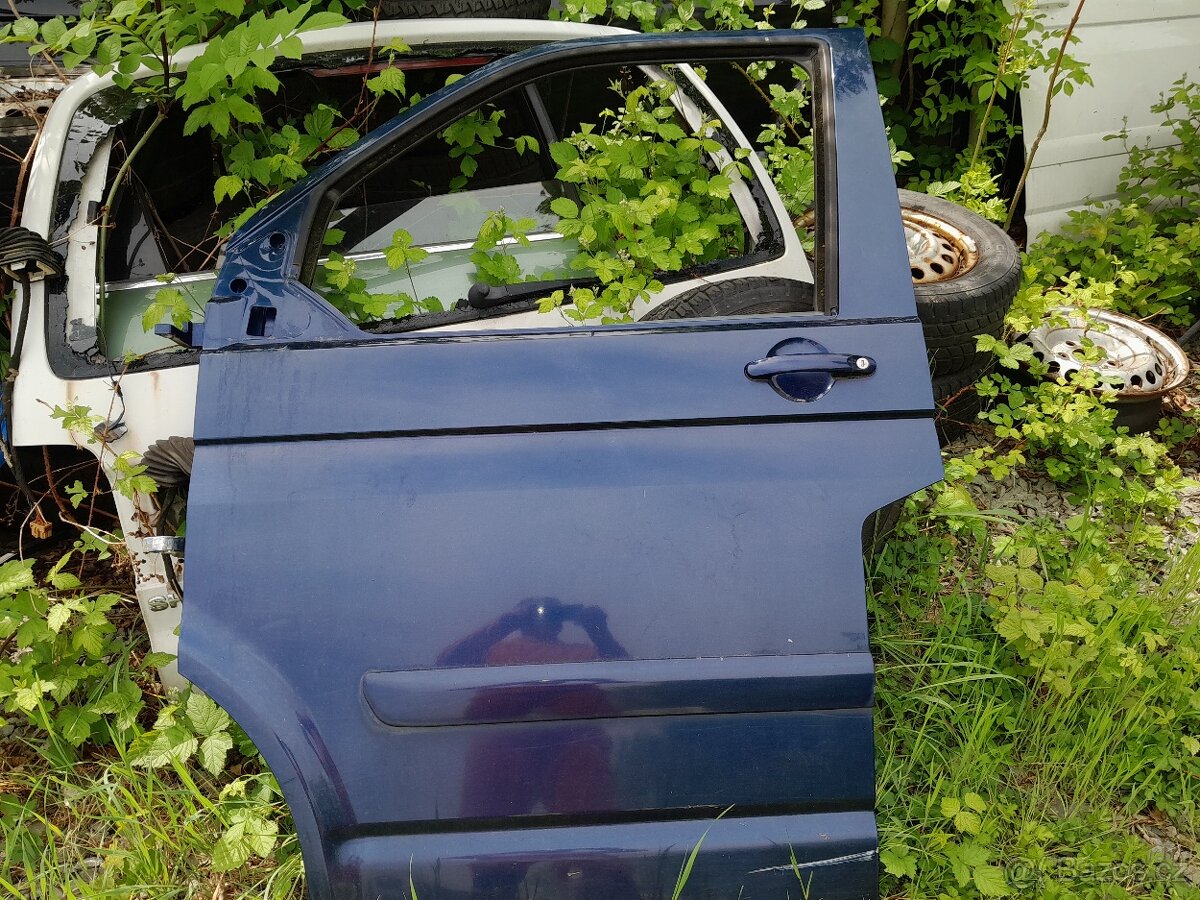 VW T5 přední dveře tmavě modrá met. řidič Multivan