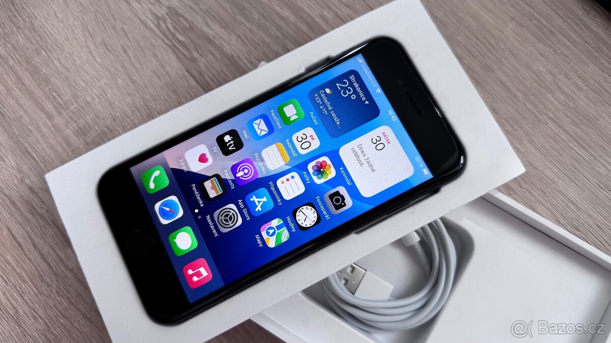 Apple iPhone SE 2 64gb černý- krásný stav, IOS 18.5.