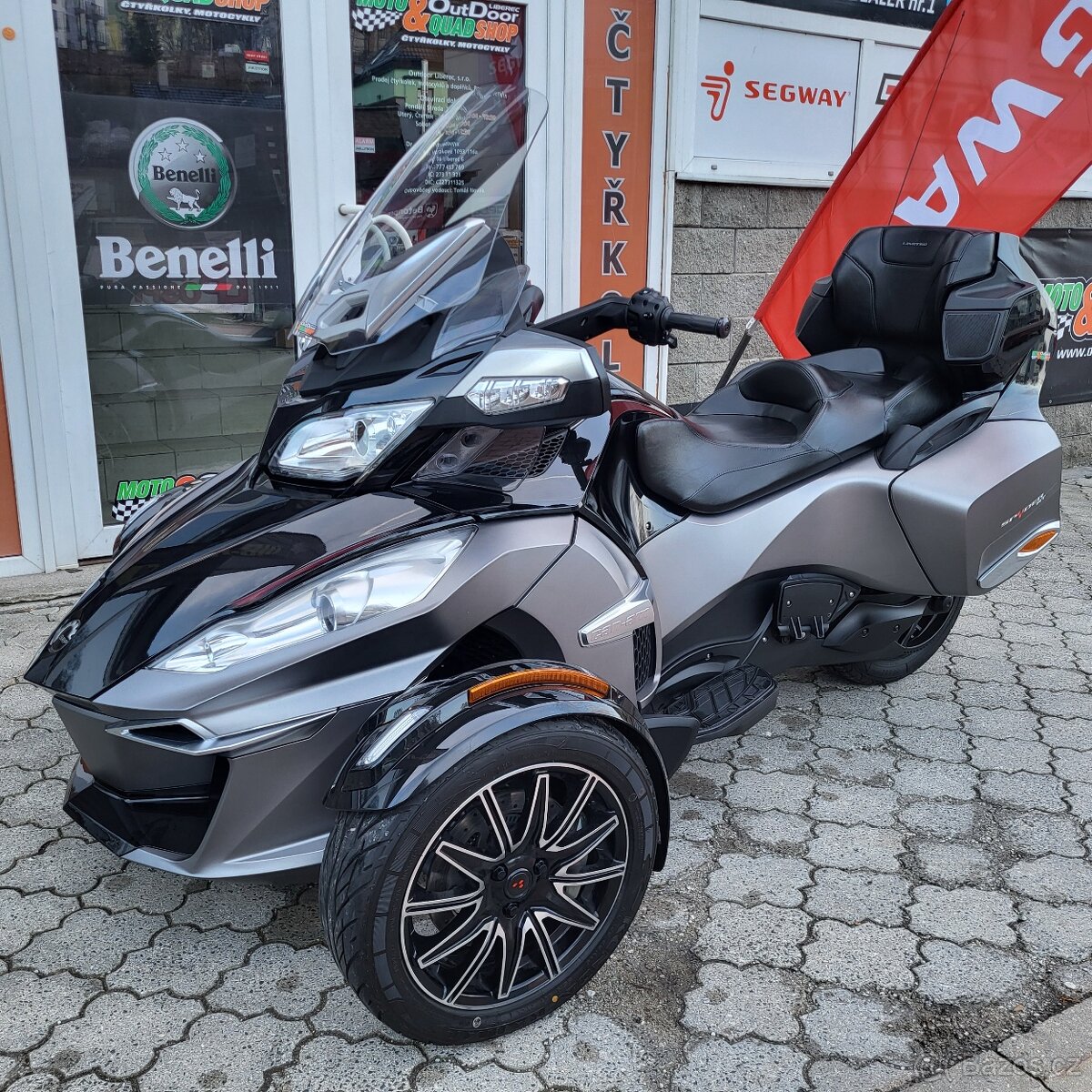 CAN-AM Spyder 1330 RT-S, Special Series, původ ČR, Akrapovič