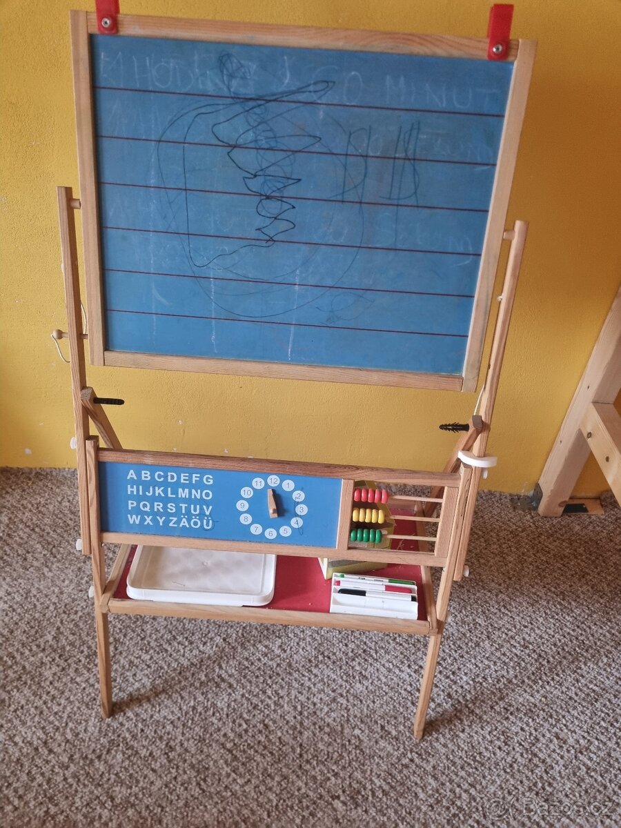 Školní tabule s hodinami a počítadlem