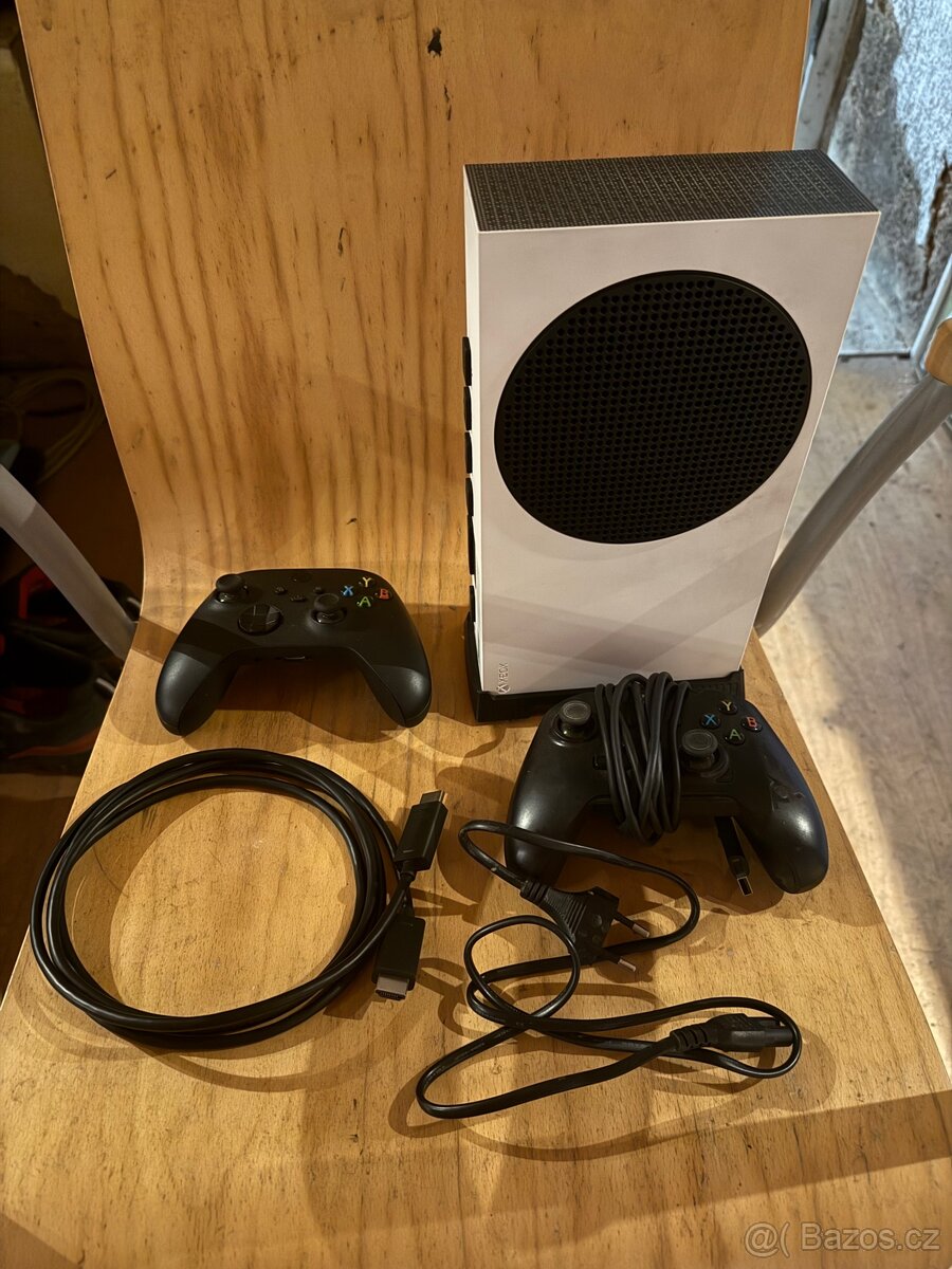 Xbox Series S+2 ovladače+stojan++kabely+záslepky