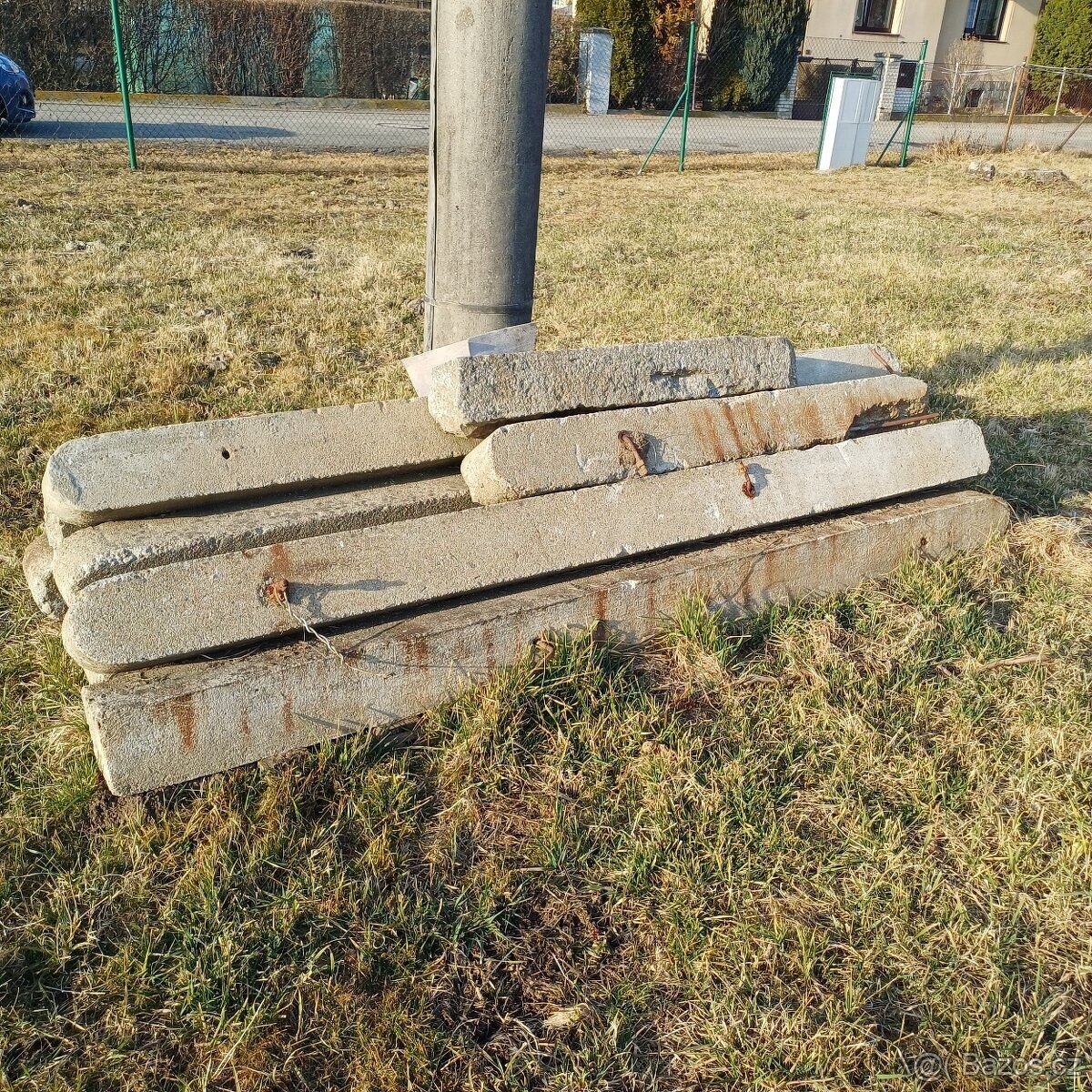 Prodám betonové sloupky na plot