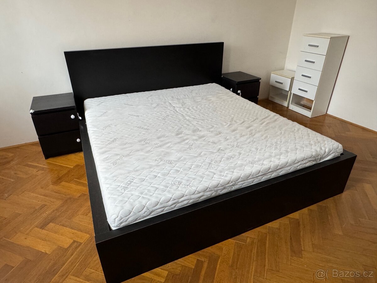 Postel s matrací, rošty a dvěma nočními stolky