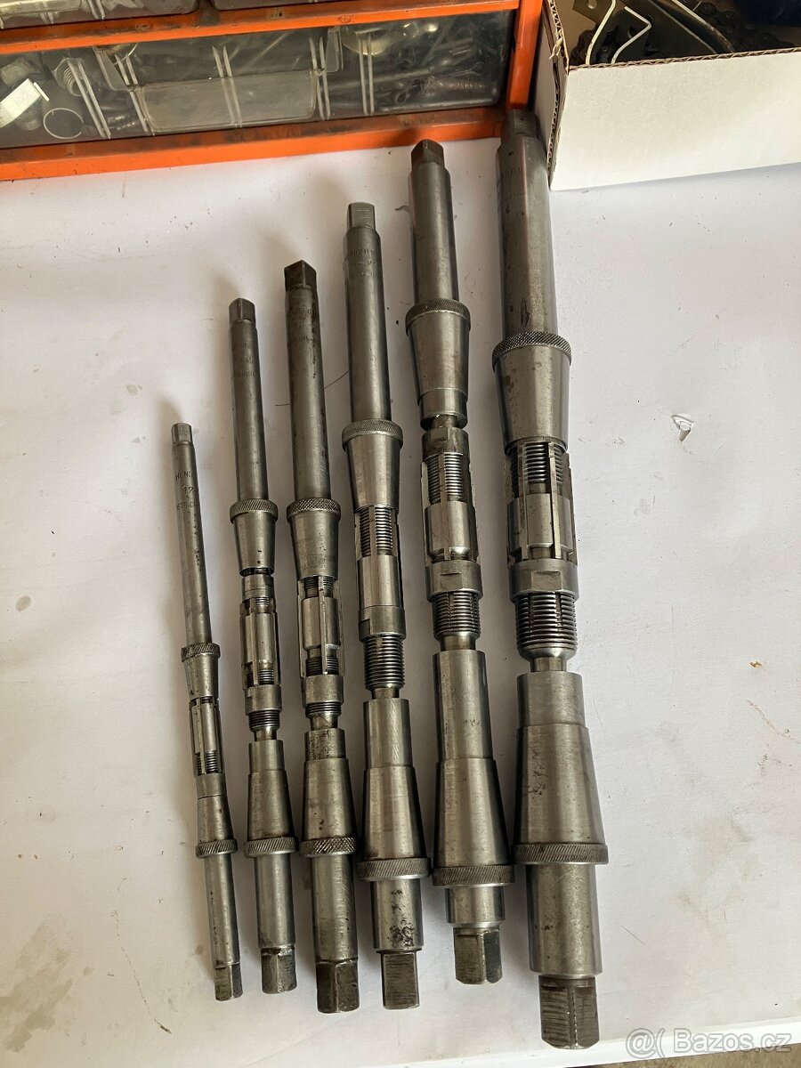 Výstružníky se středícími kužely pro více souosých otvorů