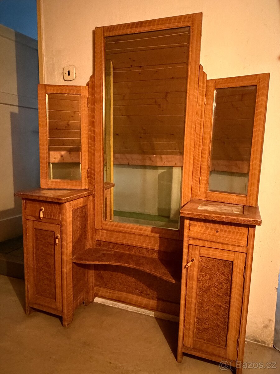 toaletni stolek se zrcadlem po babicce-retro