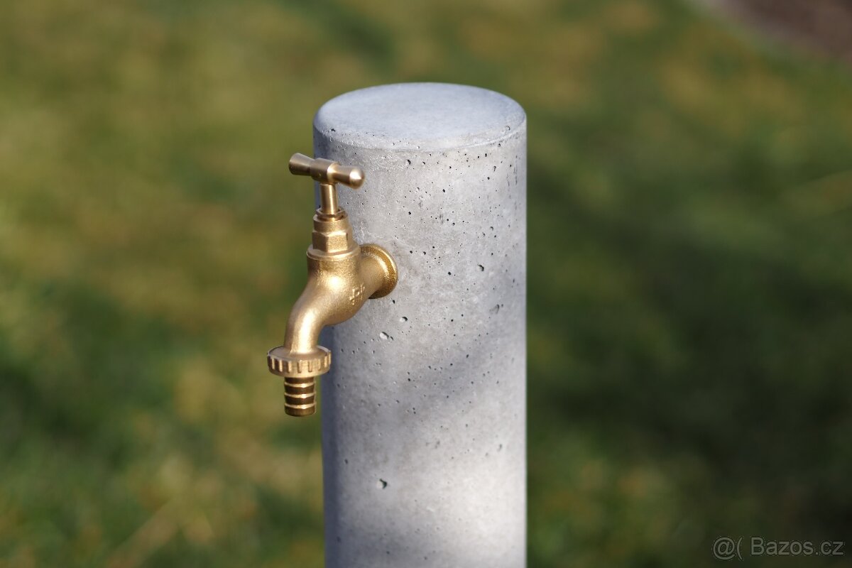 Zahradní betonový sloupek na vodu a  zavlažování