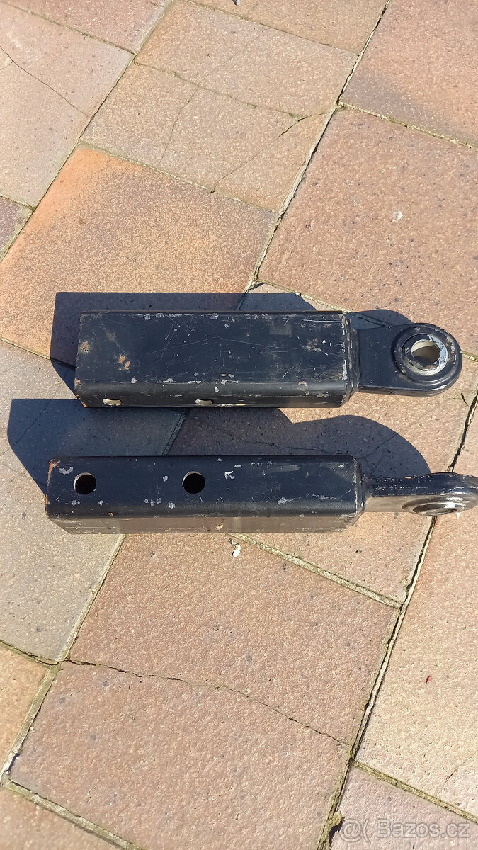 kovové masivní držáky