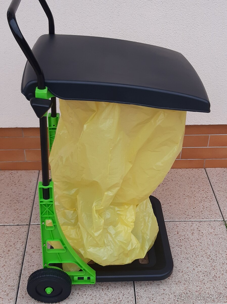 Plastový odpadkový koš s kolečky