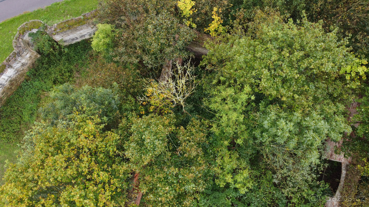 Prodej atyp.st.pozemek(1100 m2)areál zámku,Police u Jemnice