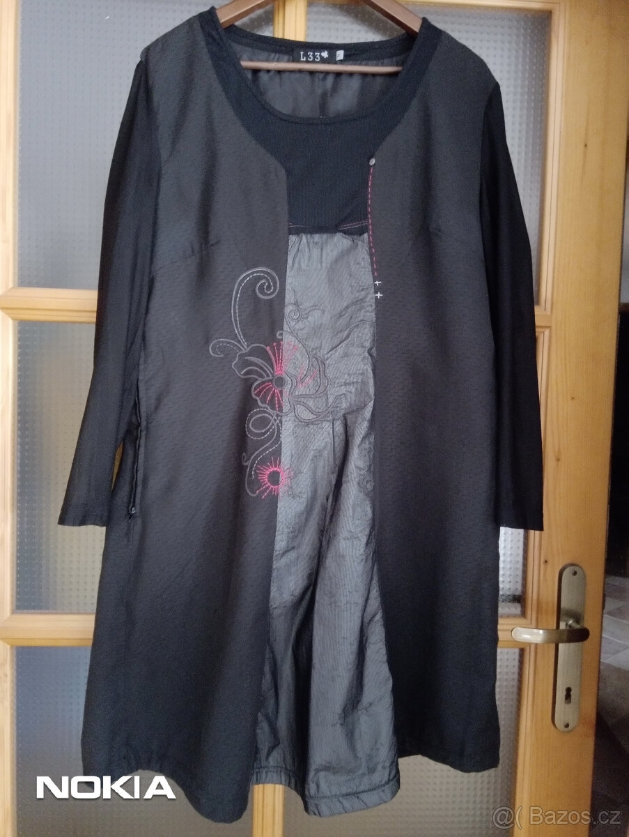 Dámské šaty černé aplikace kytky