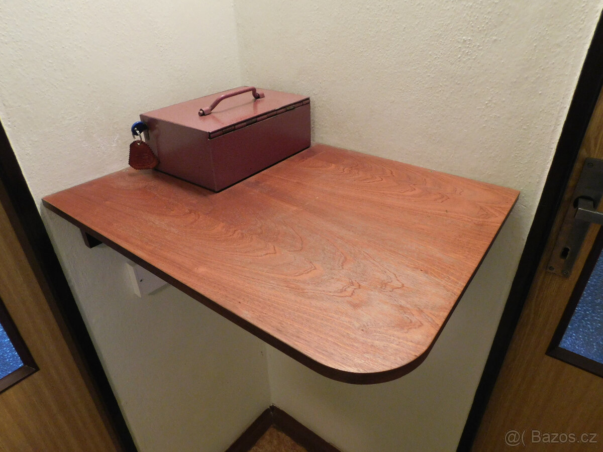 Police rohová s pokladnou.