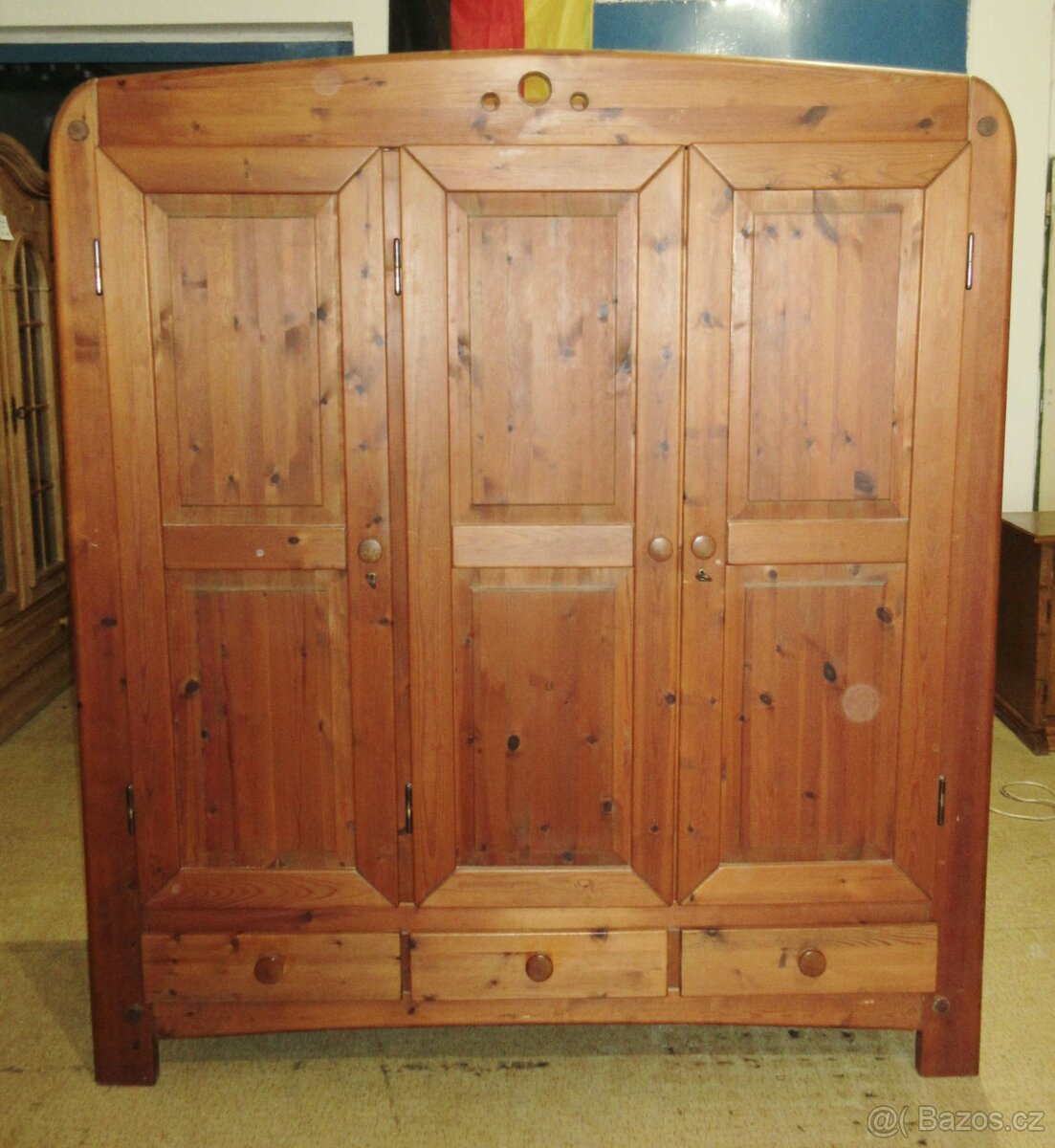 Borovicová šatní skříň třídveřová - celomasiv