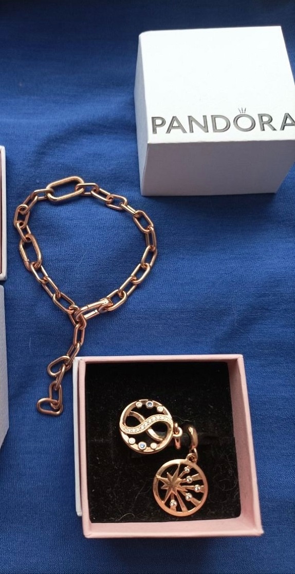 PANDORA - náramek s přívěsky