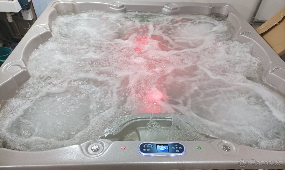 Vířivka USSPA 230×230 cm pro 6 osob – nové komponenty, sleva