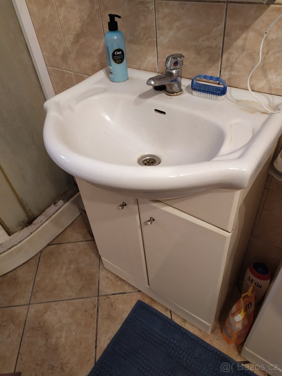Koupelnová skříňka s umyvadlem a baterií