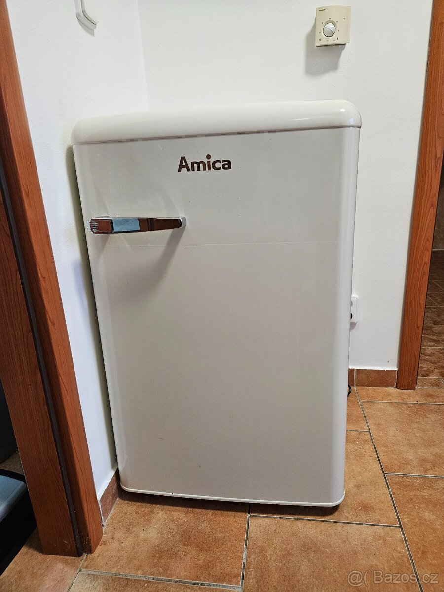 Retro malá lednice téměř nepoužívana