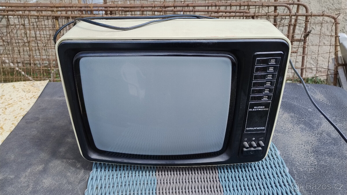 Grundig Triumph 1420 - černobílá přenosná televize - retro