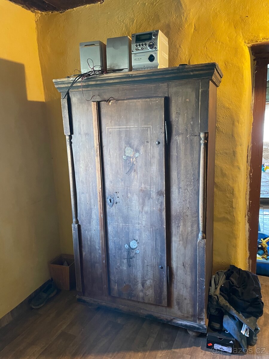 Prodám starožitnou skříň z roku 1840
