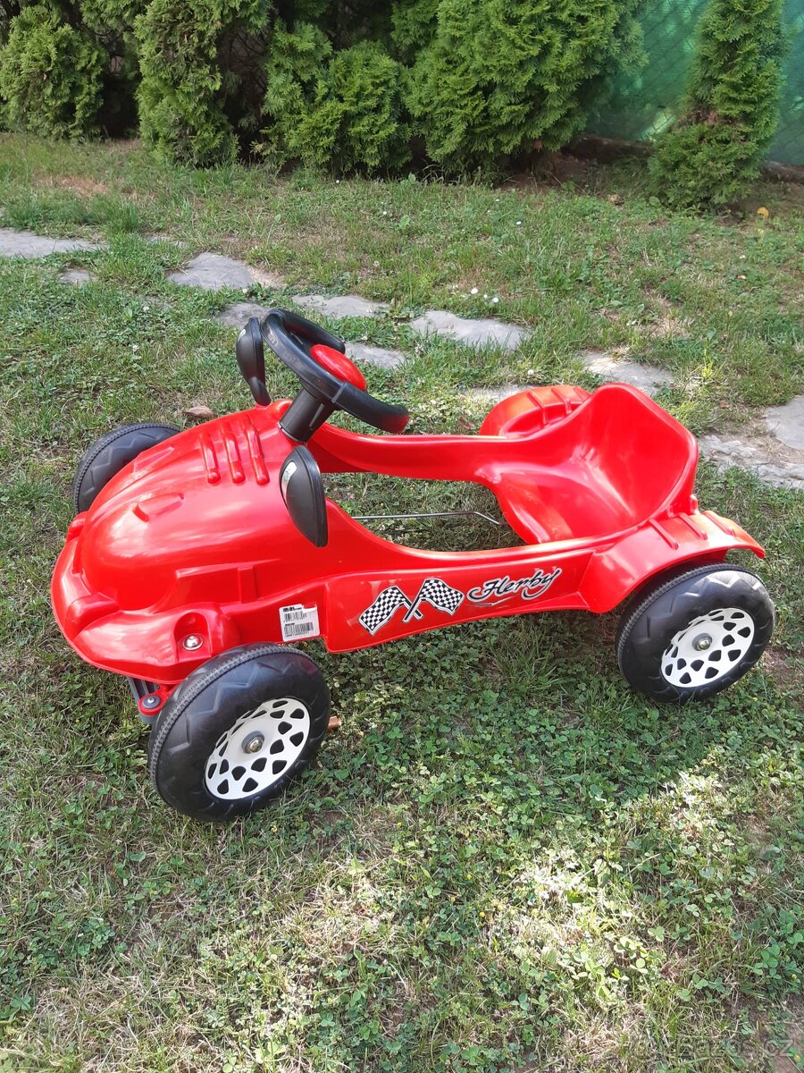 Šlapací plastové auto