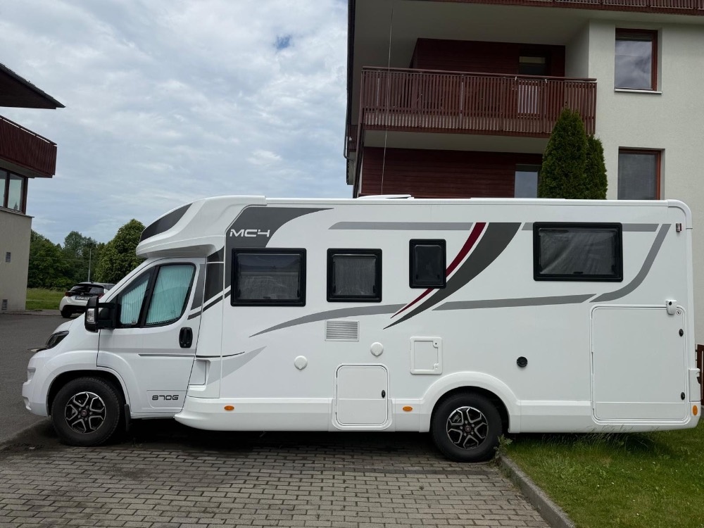 Karavan McLouis MC4 870 – TOP STAV Jen 2 600 km, luxusní vý