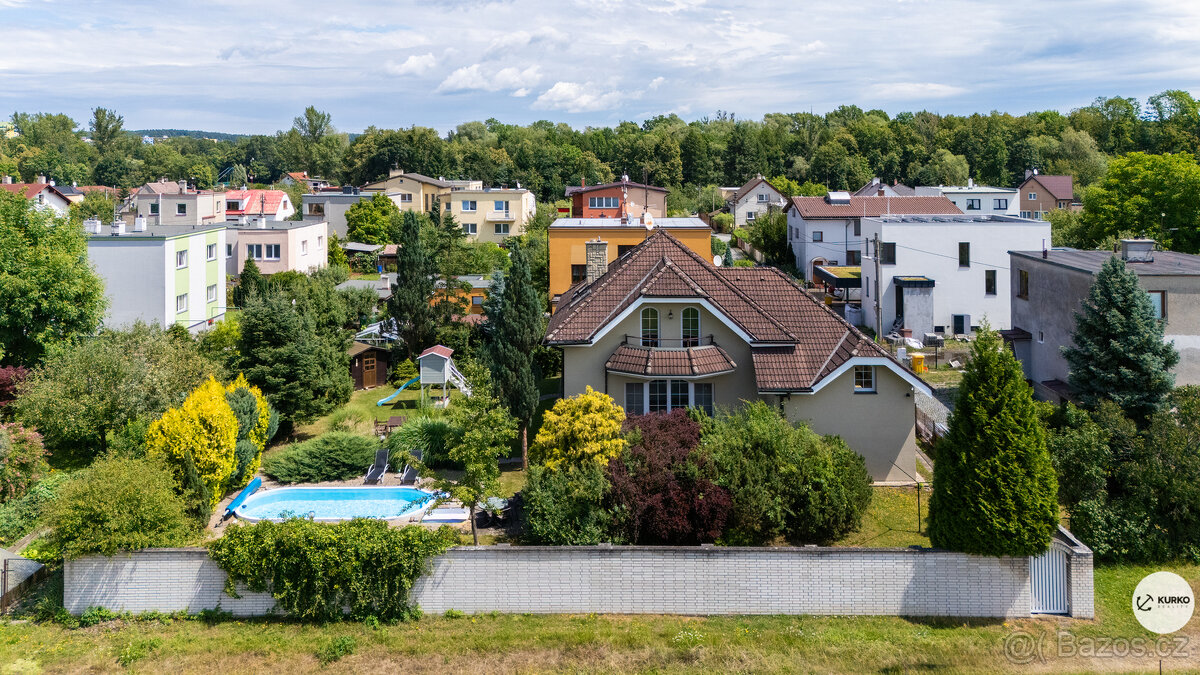 Nadstandardní rodinný dům 8+1 s bazénem a garáží v atraktivn