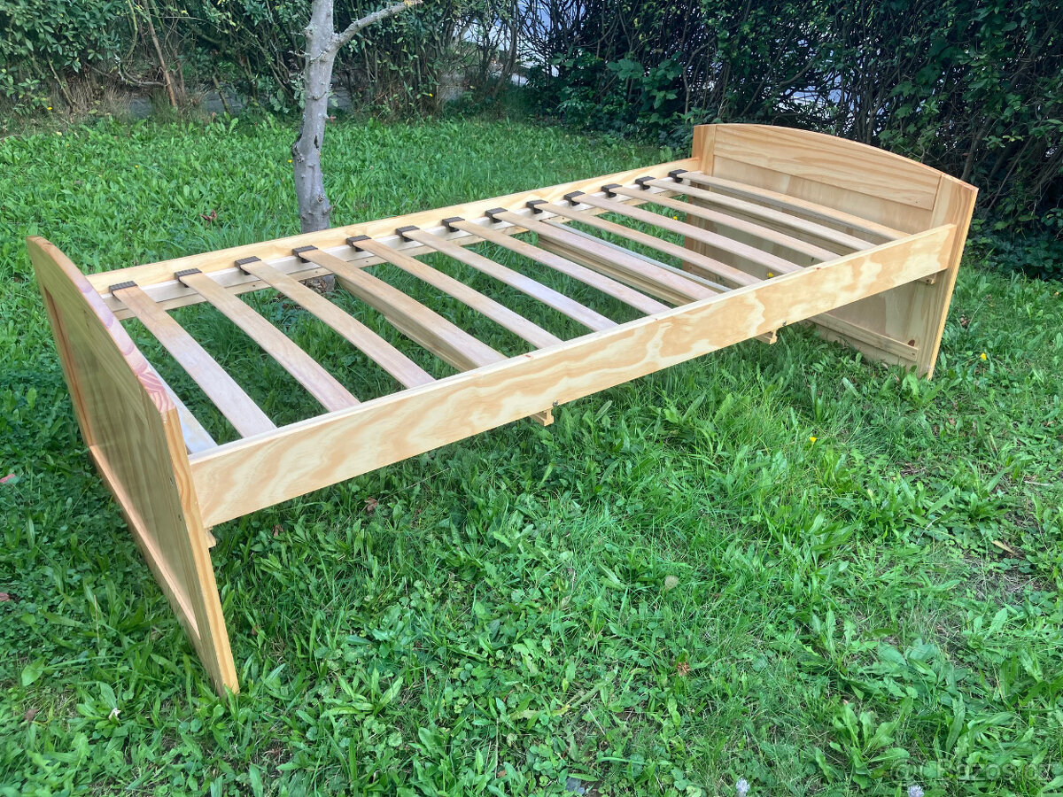 Jednolůžková postel 90x200cm s roštem