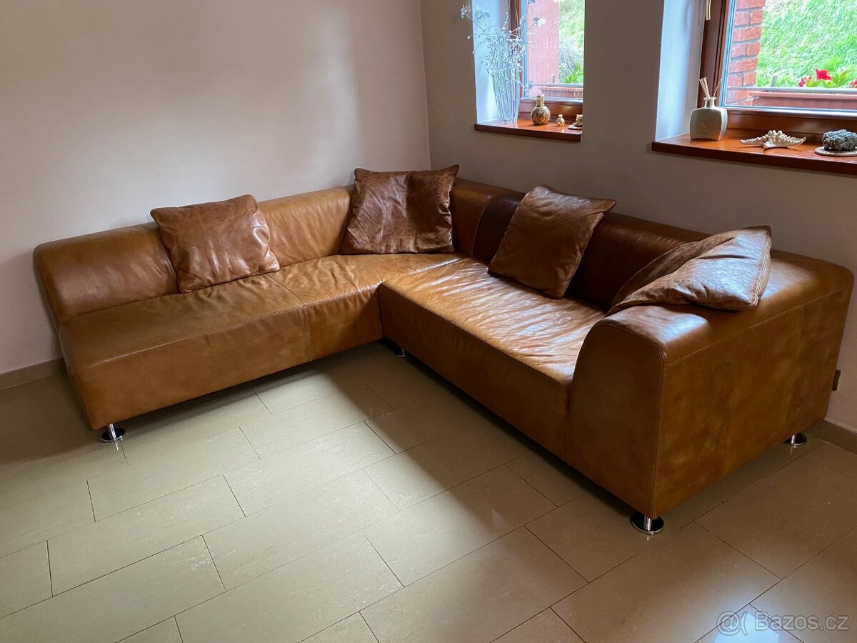 Prodám rohovou koženou sedací soupravu 235 x 270 cm