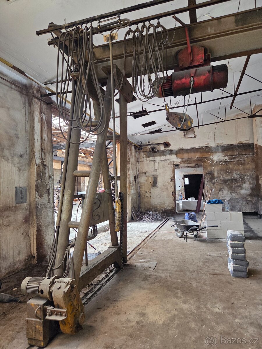 Portálový jeřáb 2t