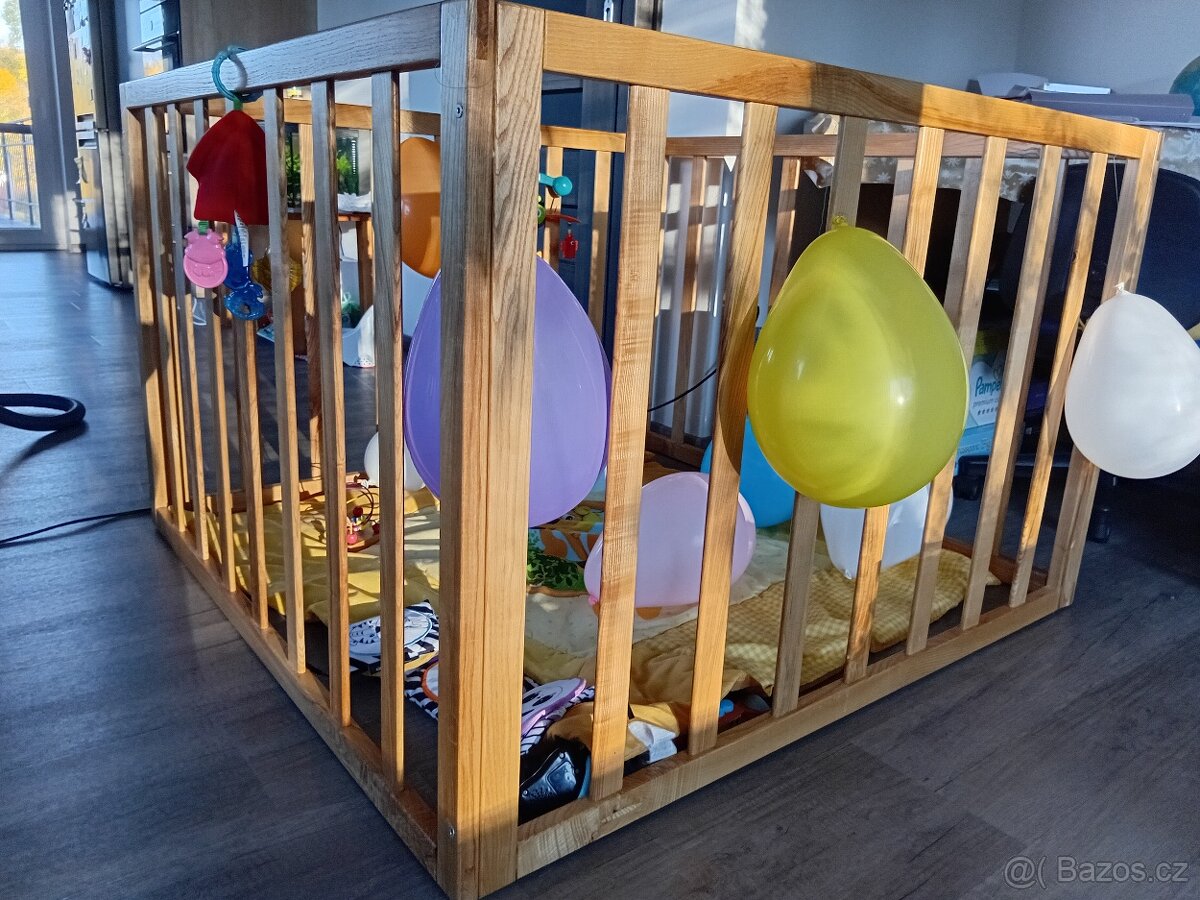Dřevěná ohrádka pro děti