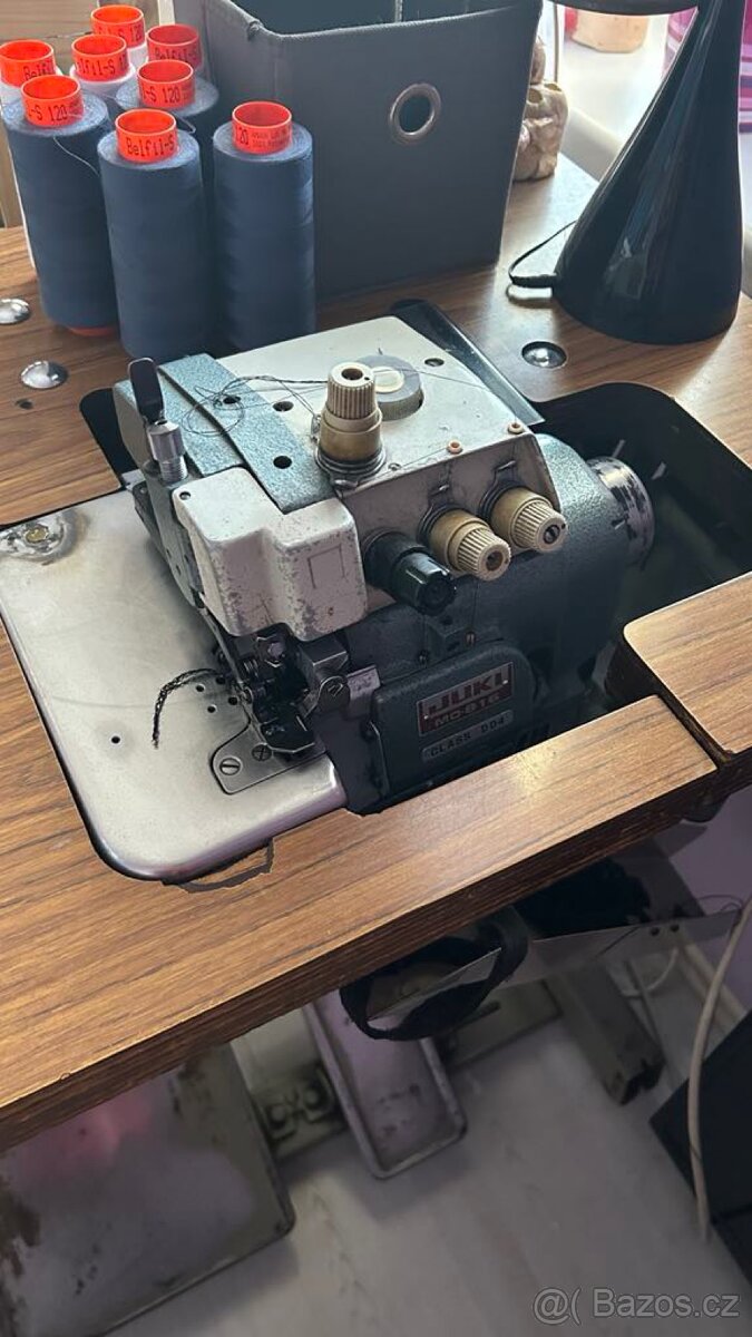 Vintage průmyslový overlock šicí stroj Juki MO-816 5 nití