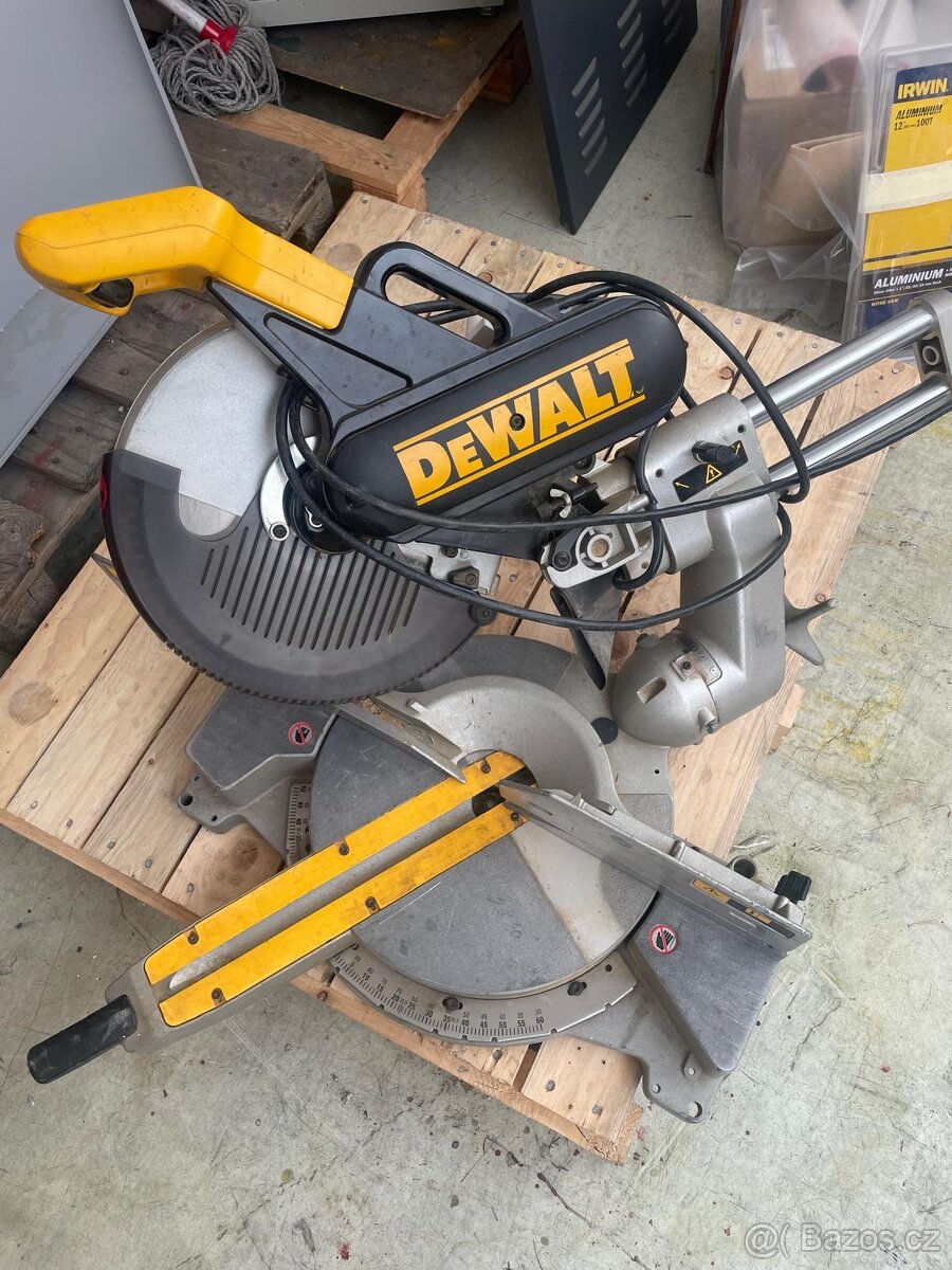 Pokosová pila s oboustraným pokosem DW708