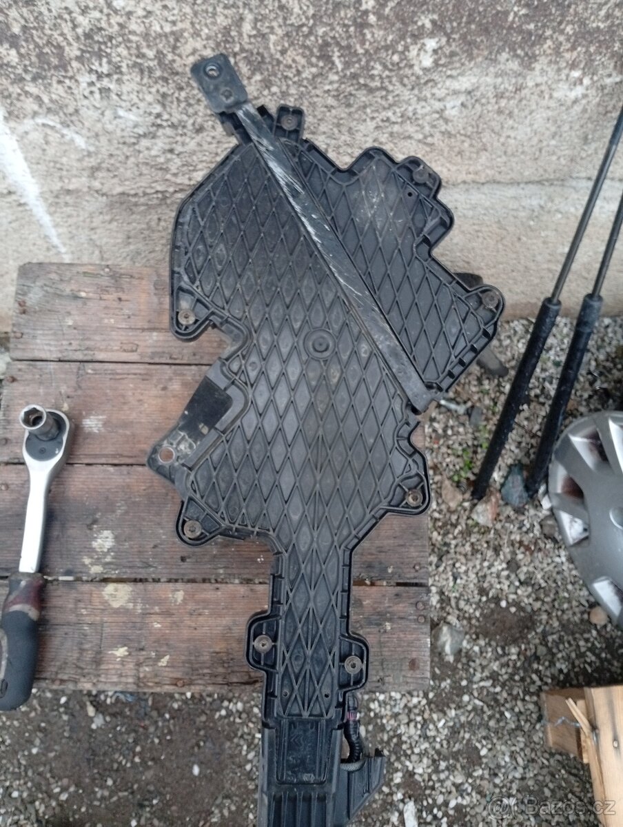 PEUGEOT 4007,  C-CROSSER 2,2HDI 4HN  NÁDRŽKA NA ADITIVA