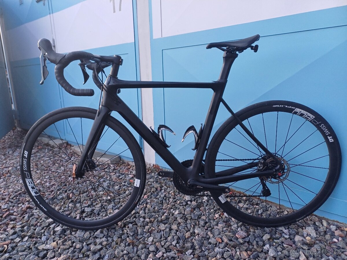 Karbonové silniční kolo