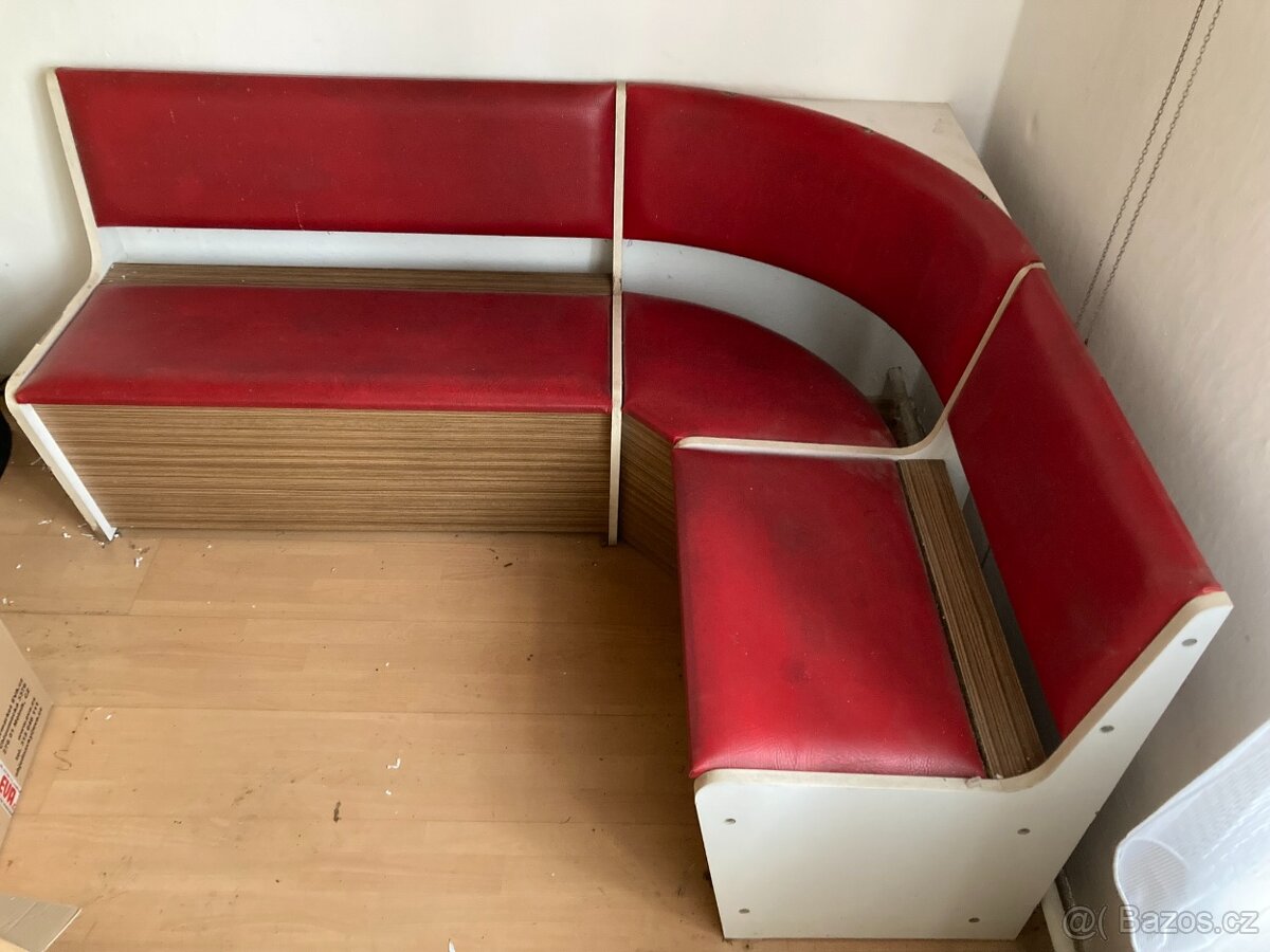 Červená rohová sedačka s úložným prostorem