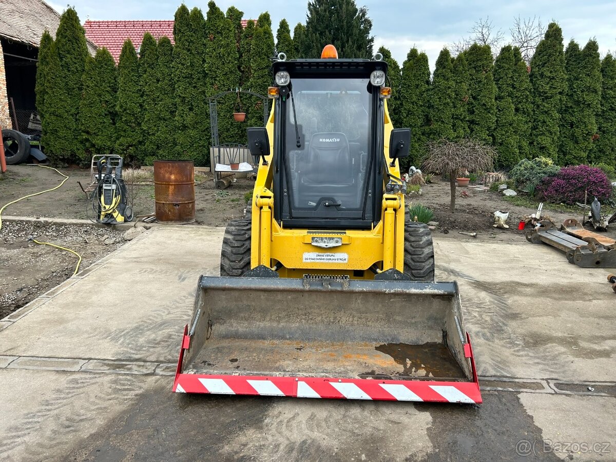 Smykový nakladač Komatsu SK 820-5 v TOP STAVU.