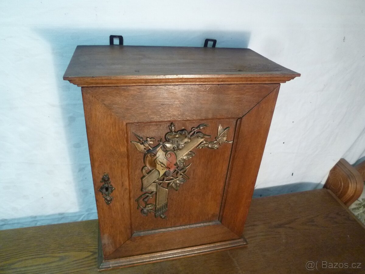 závěsná dřevěná skříňka lékárna 1880 zdobená erb víla