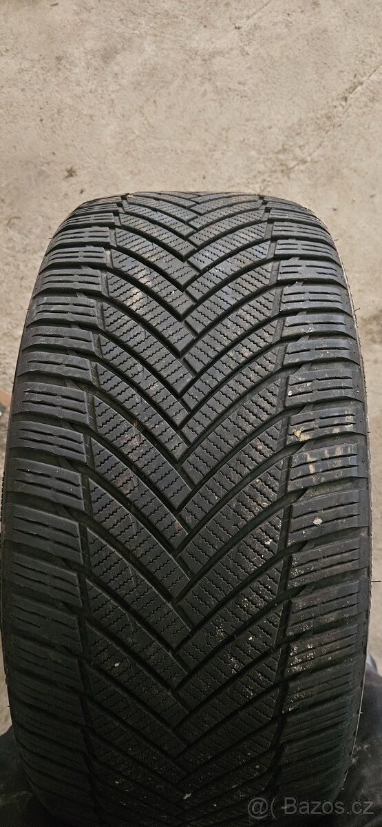 Celoroční 255/40 r19