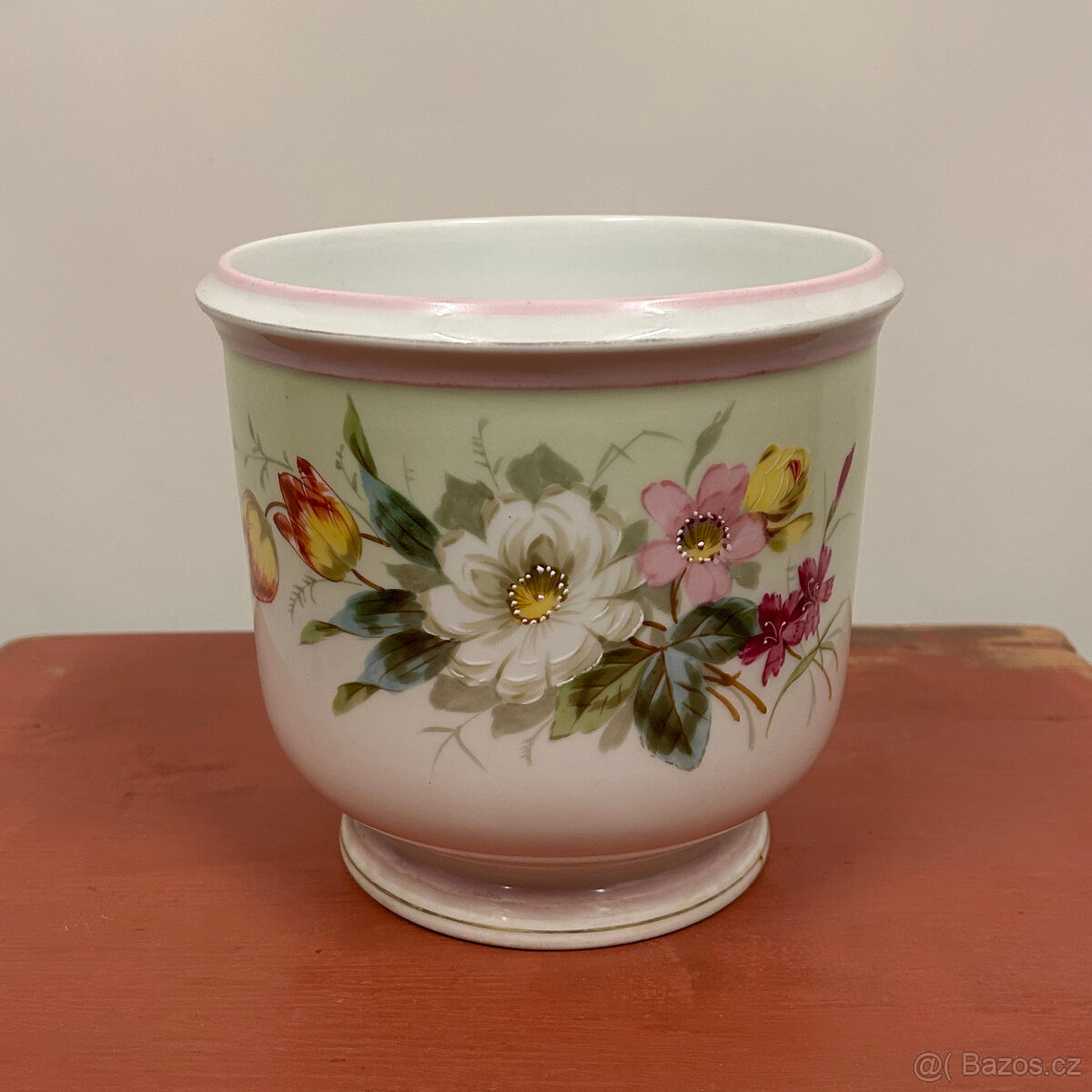 Porcelánový květináč s malbou květin, značeno C.T.