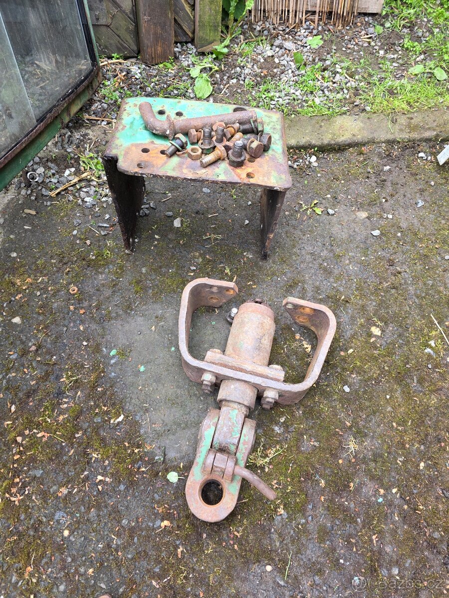 Prodám na Zetor 25 zadní závěs okolo hydrauliky