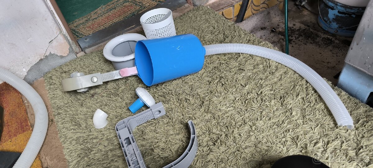 Bazénový skimmer